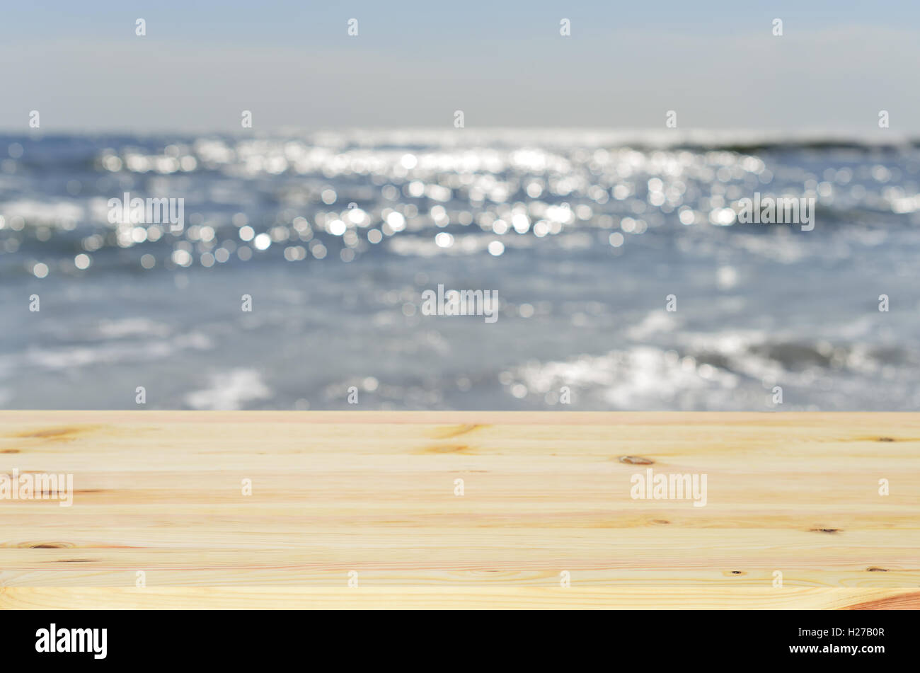 Leere Holztisch. Im Hintergrund verschwommen, Meer und Himmel Stockfoto