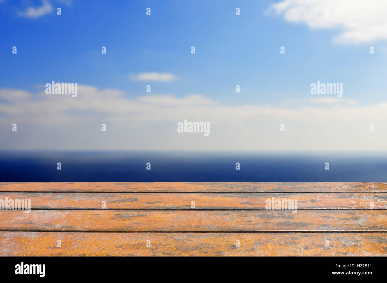 Leere Holztisch. Im Hintergrund verschwommen, Meer und Himmel Stockfoto