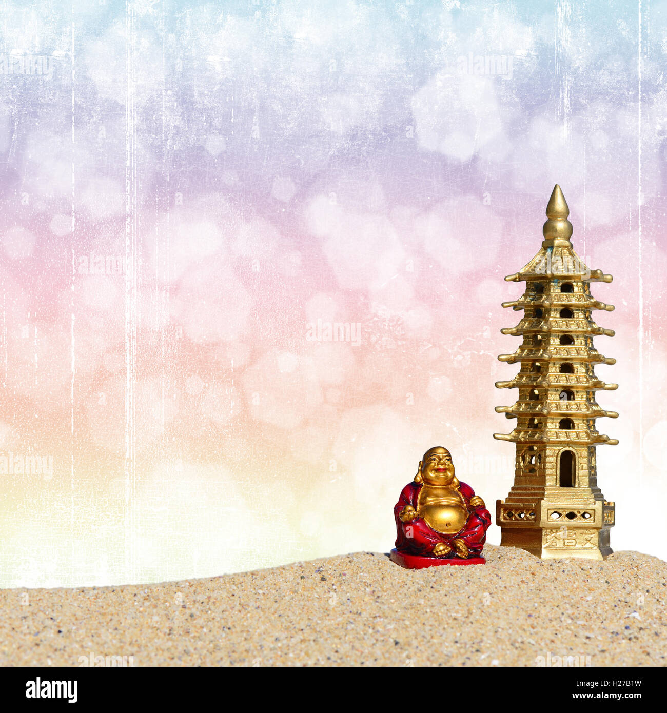 Lachen, Buddha und sieben Stockwerke Pagode in den Sand. Symbol für Glück und Wohlstand im Feng-Shui Stockfoto