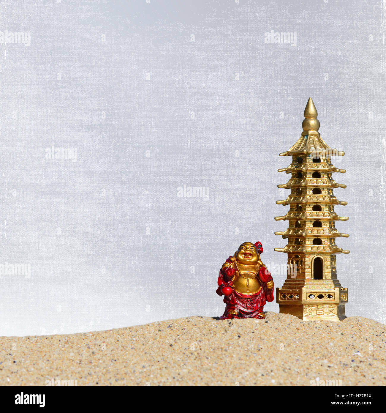 Lachen, Buddha und sieben Stockwerke Pagode in den Sand. Symbol für Glück und Wohlstand im Feng-Shui Stockfoto