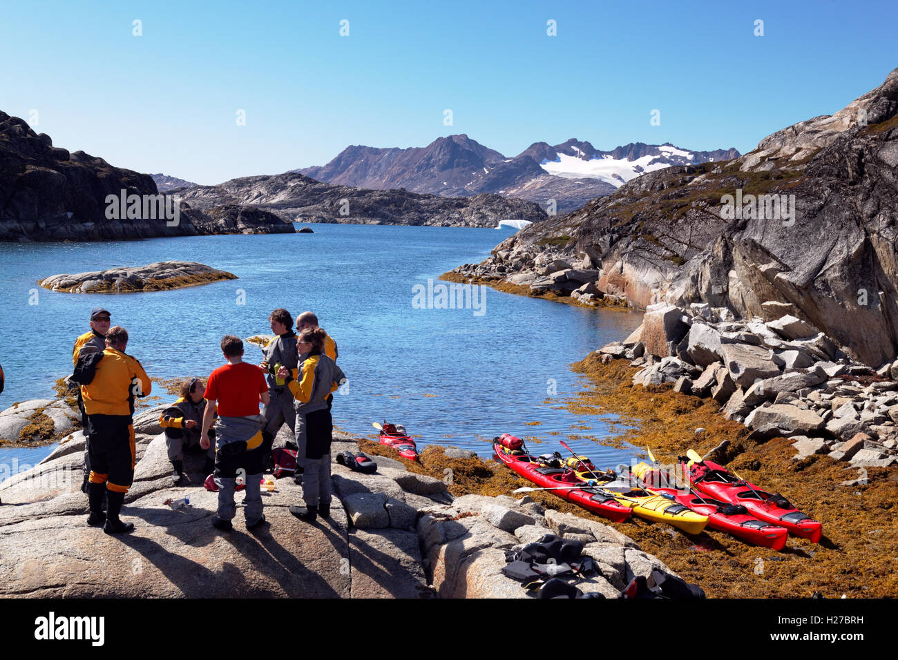 Meer Kajakfahrer Einnahme brechen am Strand, Sammileq Fjord, Insel Ammassalik, Ostgrönland Stockfoto