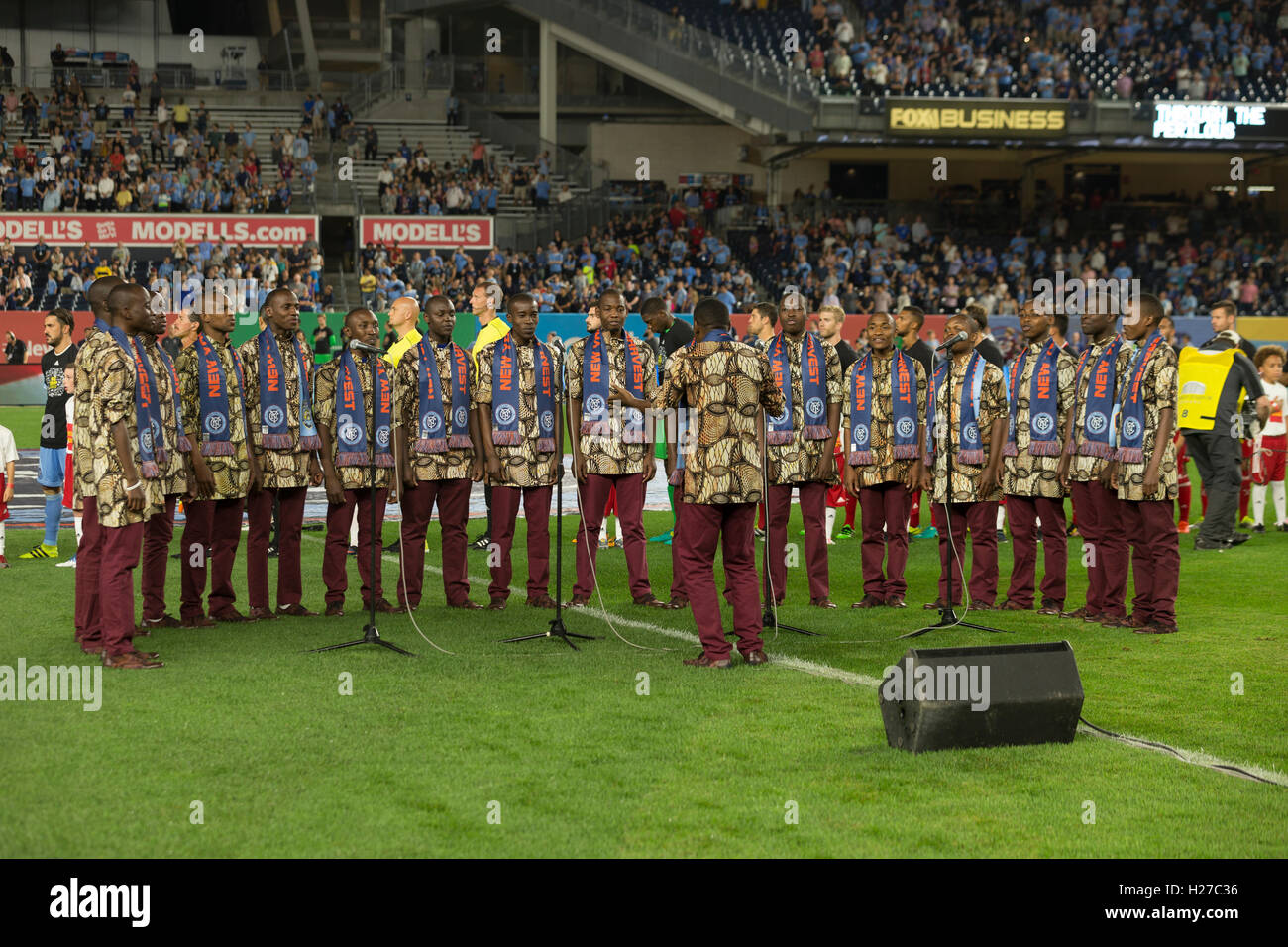 New York, NY USA - 23. September 2016: Kenianische Knabenchor führt Nationalhymne vor der MLS zwischen NYCFC & Chicago Fire NYCFC gewann 4: 1 Spiel Stockfoto