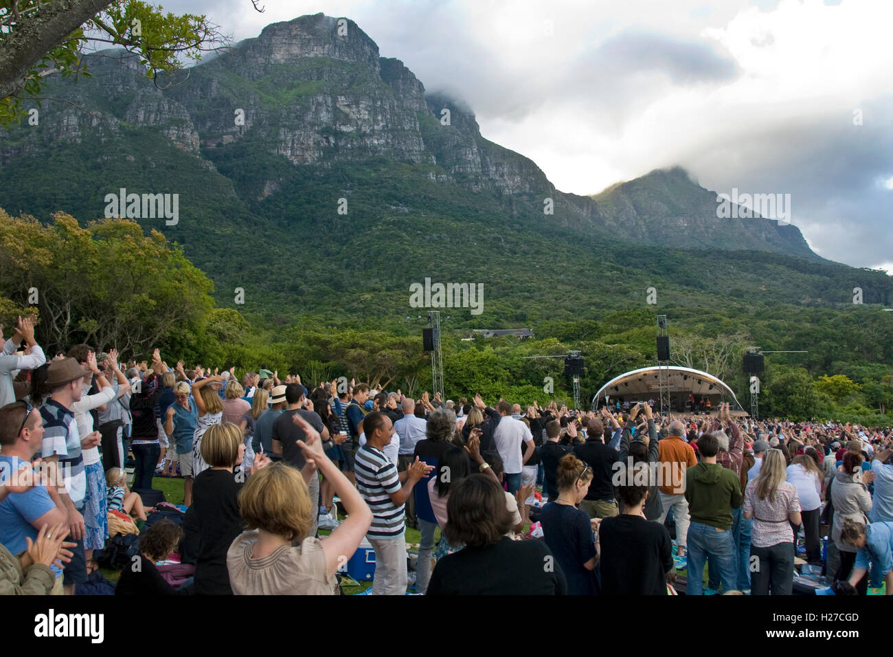 Ein Teil der Menge winkt zu Musik bei einem Konzert in der Freiluftarena, Kirstenbosch Gardens, Kapstadt, Neujahr, vor covid19 Stockfoto