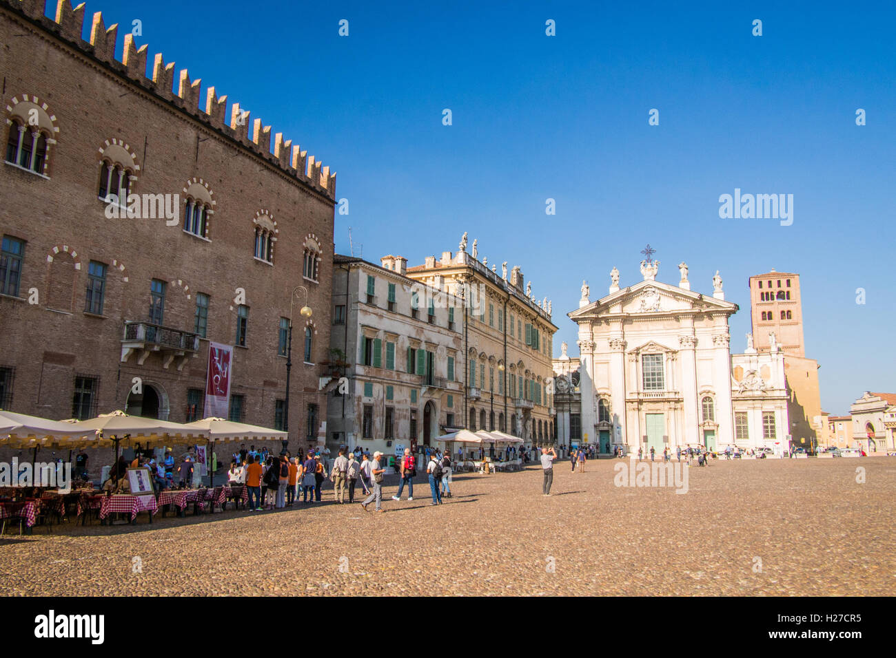 Piazza Sordello mit dem Dom San Pietro (San Pietro), Mantua (Mantova), Lombardei, Italien Stockfoto