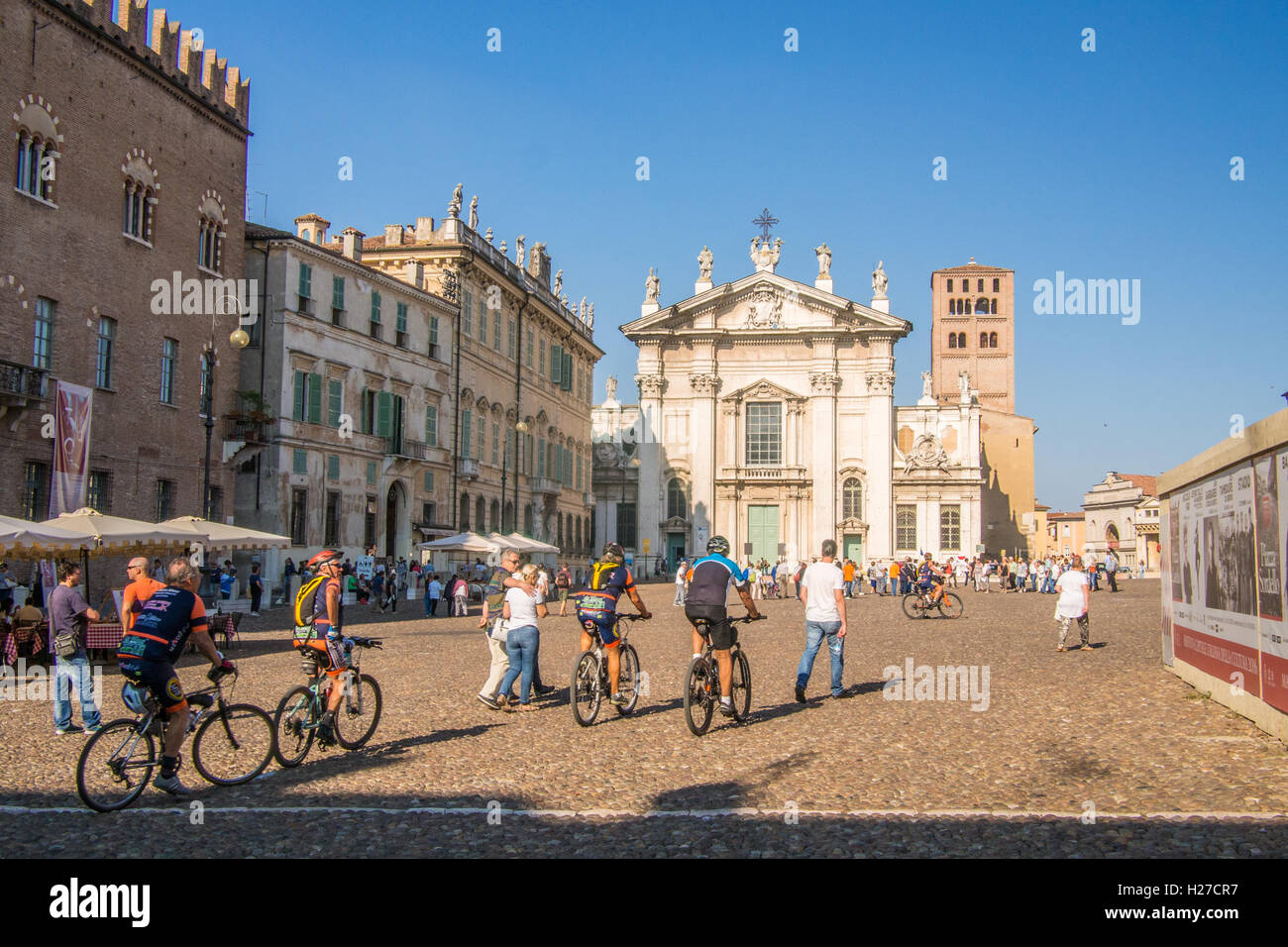 Piazza Sordello mit dem Dom San Pietro (San Pietro), Mantua (Mantova), Lombardei, Italien Stockfoto