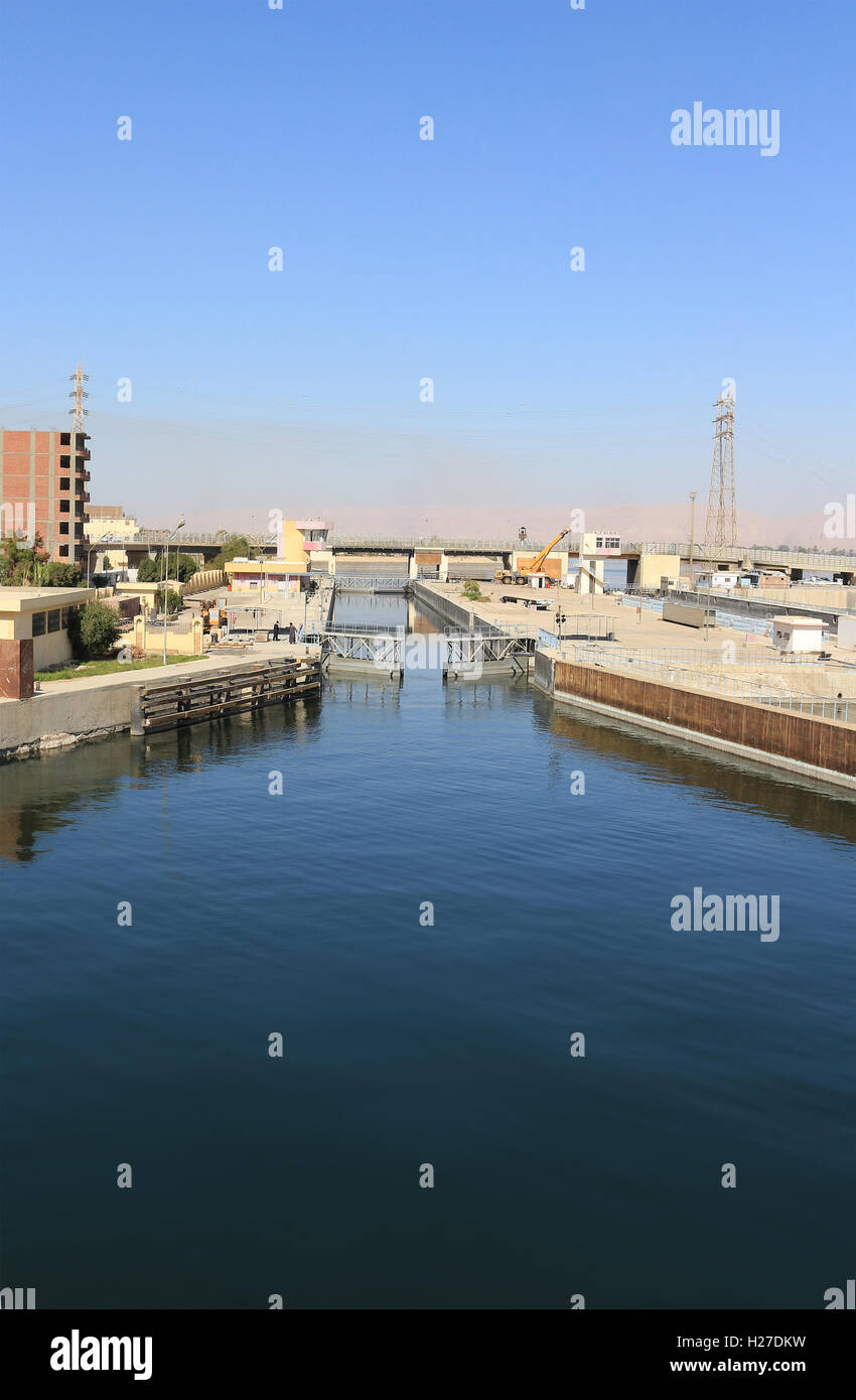 Nähert sich das Schiff in Esna und alten Staudamm am Nil Fluß, Ägypten sperrt Stockfoto