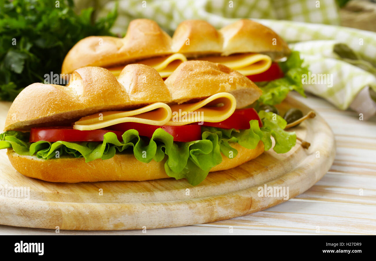 Baguette-Sandwich mit Gemüse, Käse und Schinken Stockfoto