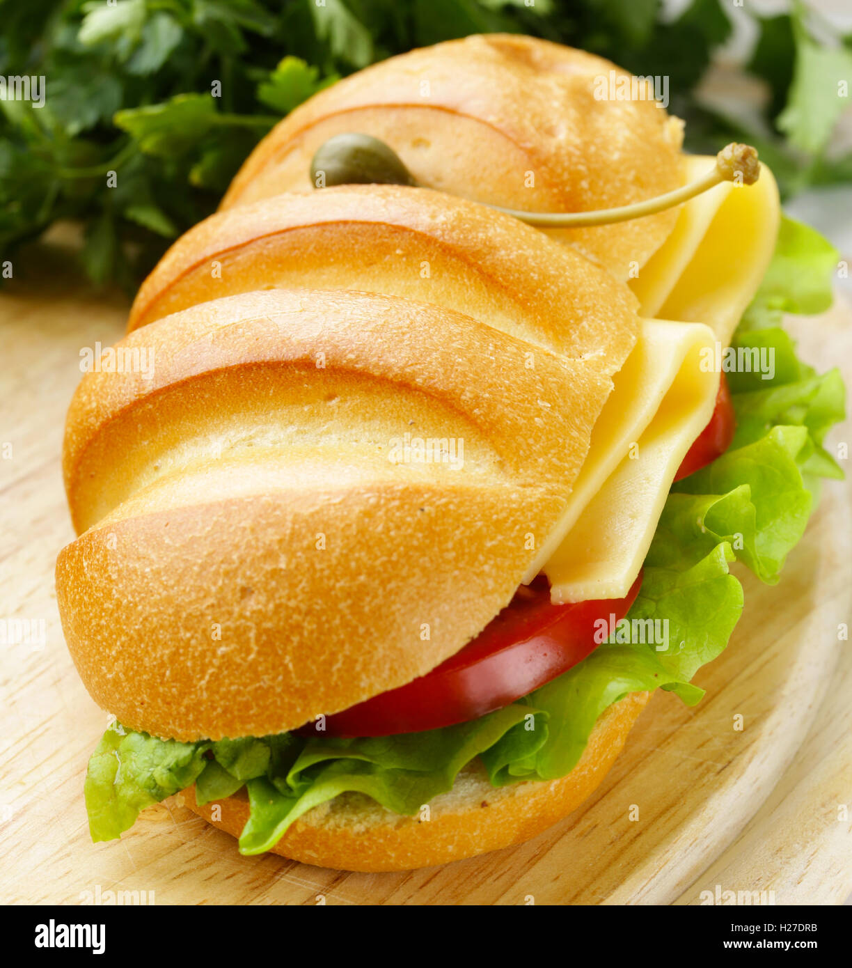 Baguette-Sandwich mit Gemüse, Käse und Schinken Stockfoto