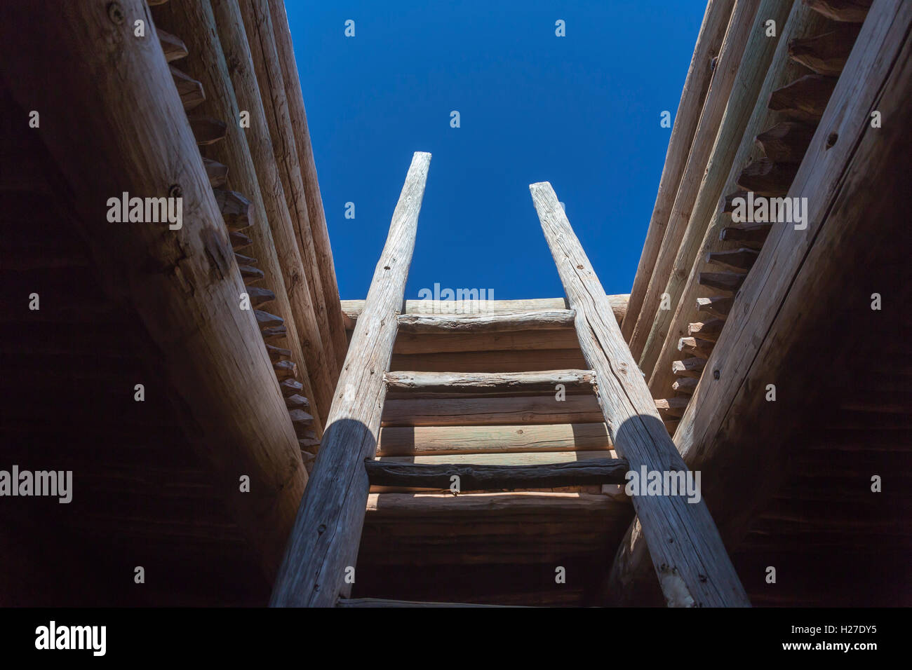 Pecos (New Mexico) der Eingang zu einem Kiva am Pecos National Historical Park. Stockfoto
