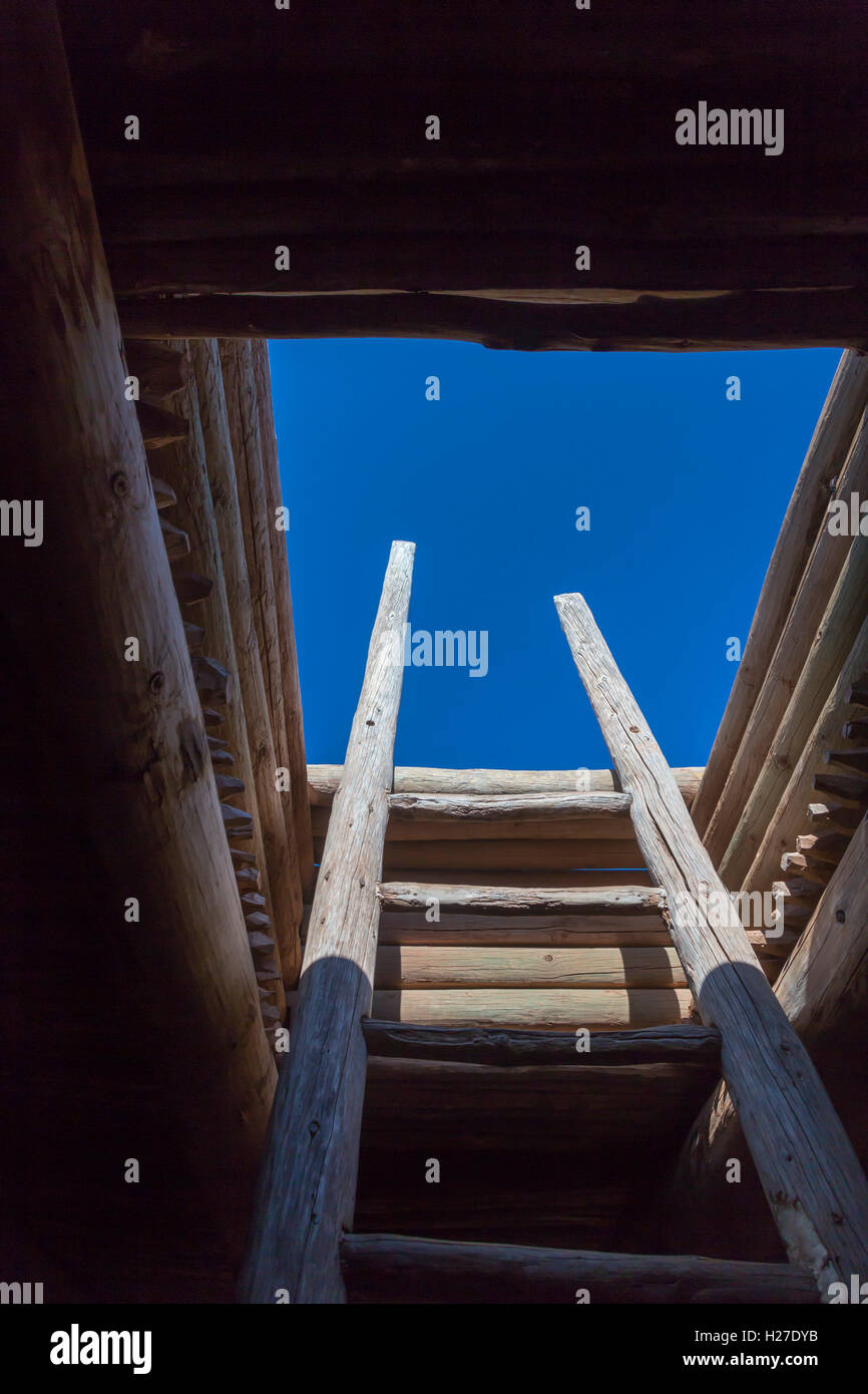 Pecos (New Mexico) der Eingang zu einem Kiva am Pecos National Historical Park. Stockfoto