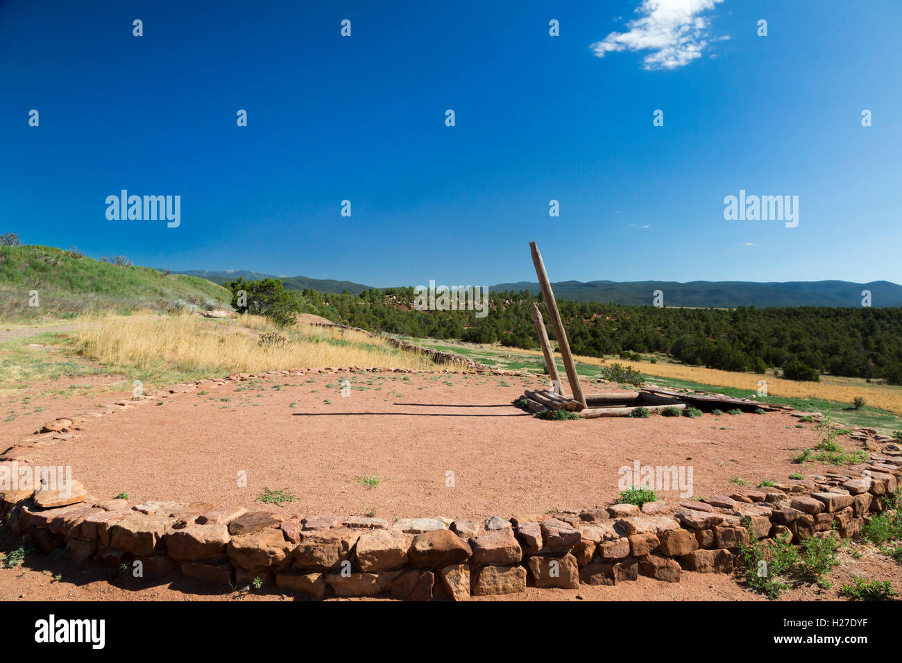 Pecos (New Mexico) der Eingang zu einem Kiva am Pecos National Historical Park. Stockfoto