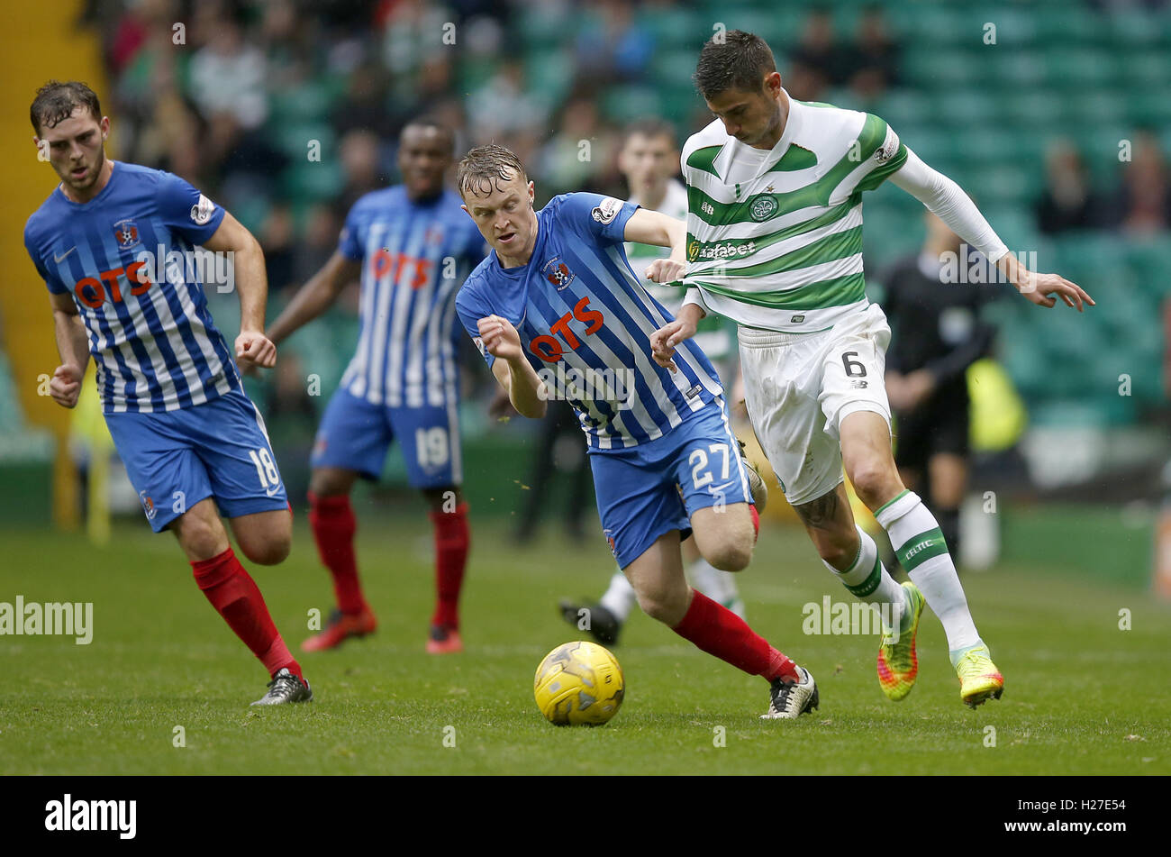 Kilmarnock Luke Hendrie (links) und Celtic Nir Bitton Kampf um den Ball während der Ladbrokes Scottish Premier League match bei Celtic Park, Glasgow. PRESSEVERBAND Foto. Bild Datum: Samstag, 24. September 2016. Vgl. PA Geschichte Fußball Celtic. Bildnachweis sollte lauten: Jane Barlow/PA Wire. NUR ZUR REDAKTIONELLEN VERWENDUNG Stockfoto