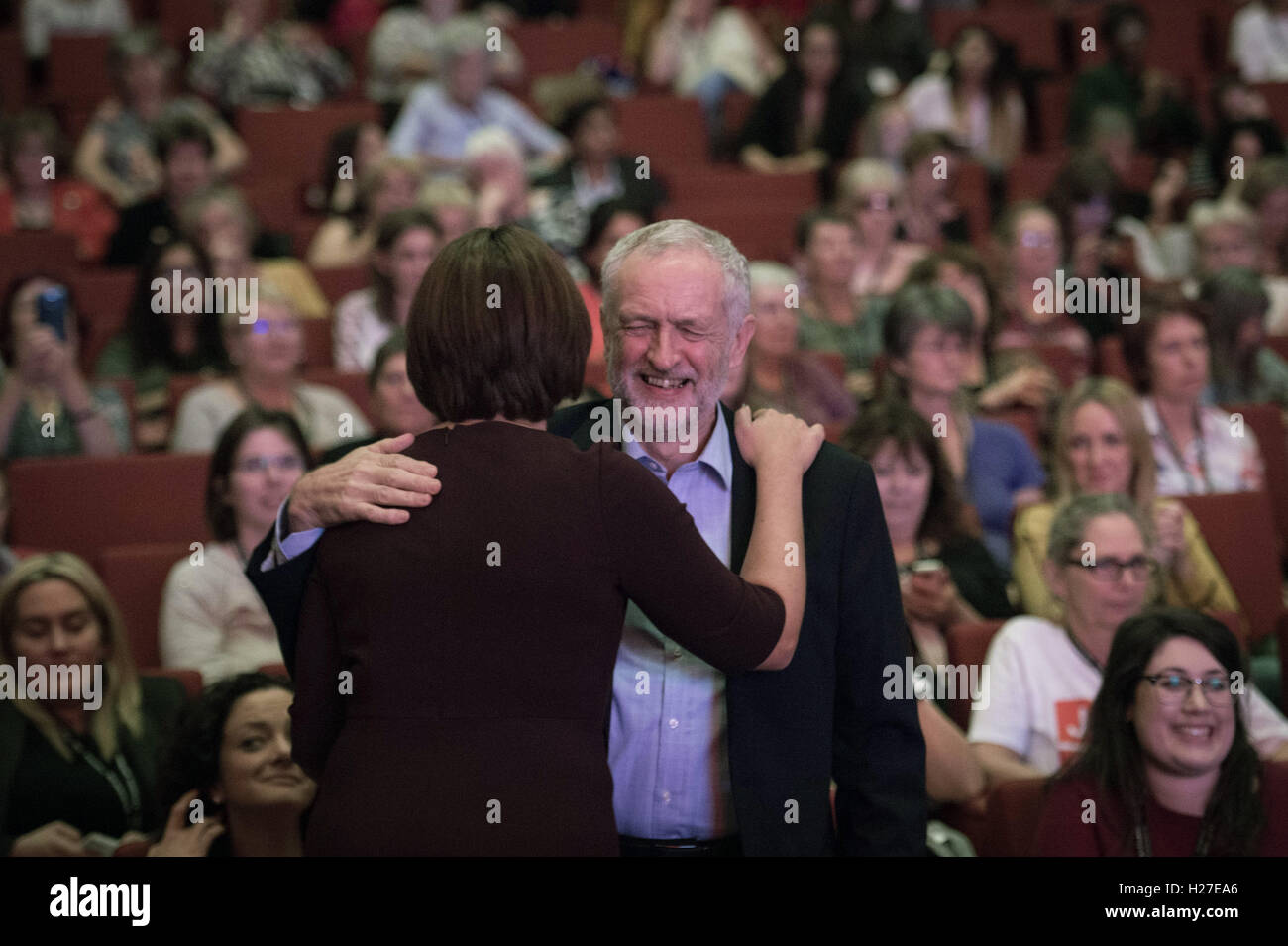 Schottische Labour Leader, die Kezia Dugdale neu grüßt wiedergewählt Labour-Chef Jeremy Corbyn, während Labour Frauenkonferenz in Liverpool am Vorabend der Jahrestagung der Labour Party. Stockfoto