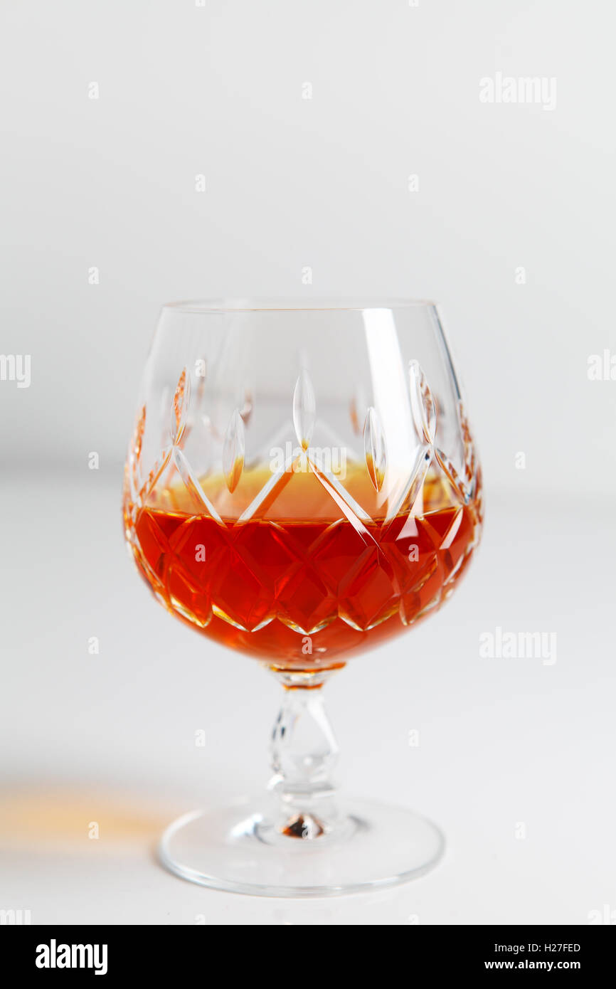 Brandy oder Cognac in geschliffenem Glas Becher Stockfoto
