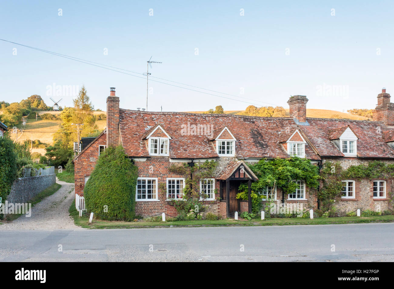 Hütten und Pfad zu Cobstone Windmühle. Turville, Buckinghamshire, England, GB, UK. Stockfoto