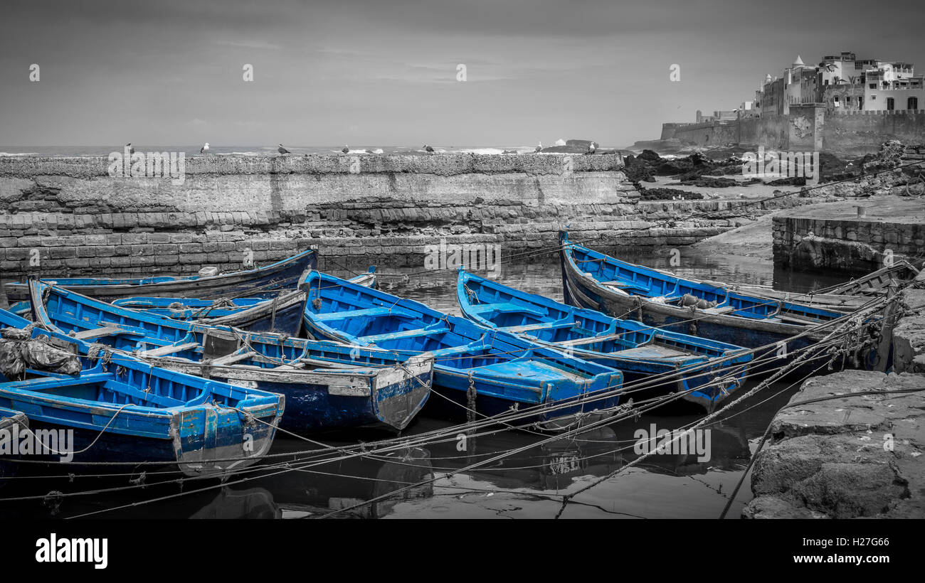 Schwarz / weiß-Landschaft des marokkanischen Essaouira Hafen mit selektiven blauen Boote Stockfoto
