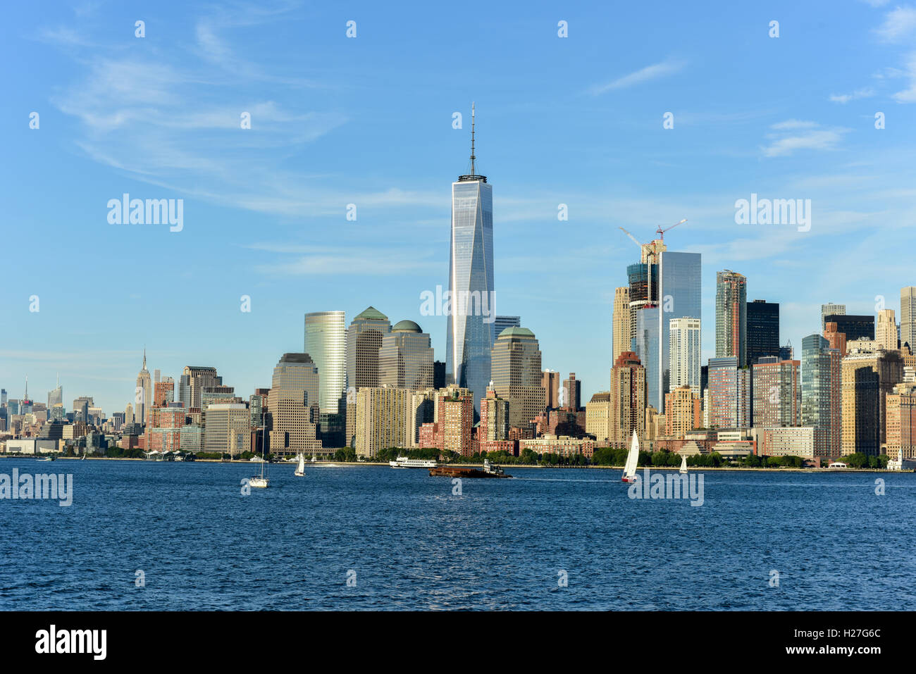 Blick auf die Skyline von New York City an einem Sommertag. Stockfoto