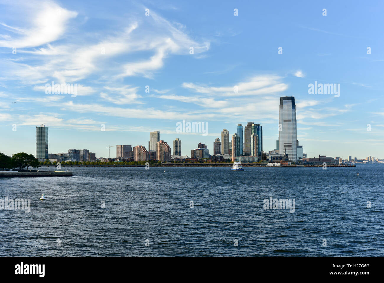 Blick auf die New Jersey-Skyline von New York City an einem Sommertag. Stockfoto