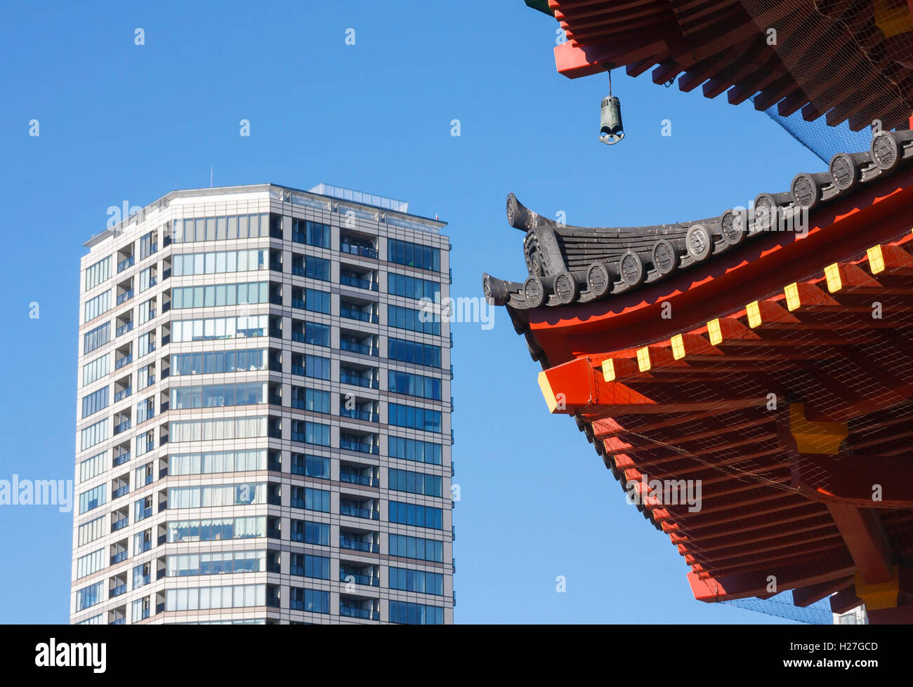 Der traditionelle Stil der japanischen Tempel kontrastiert mit der modernen Architektur des Wolkenkratzers. Tokio, Japan. Stockfoto