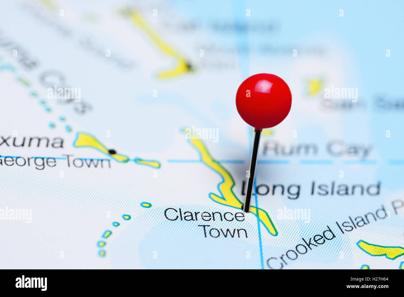 Clarence Town fixiert auf einer Karte von Bahamas Stockfoto