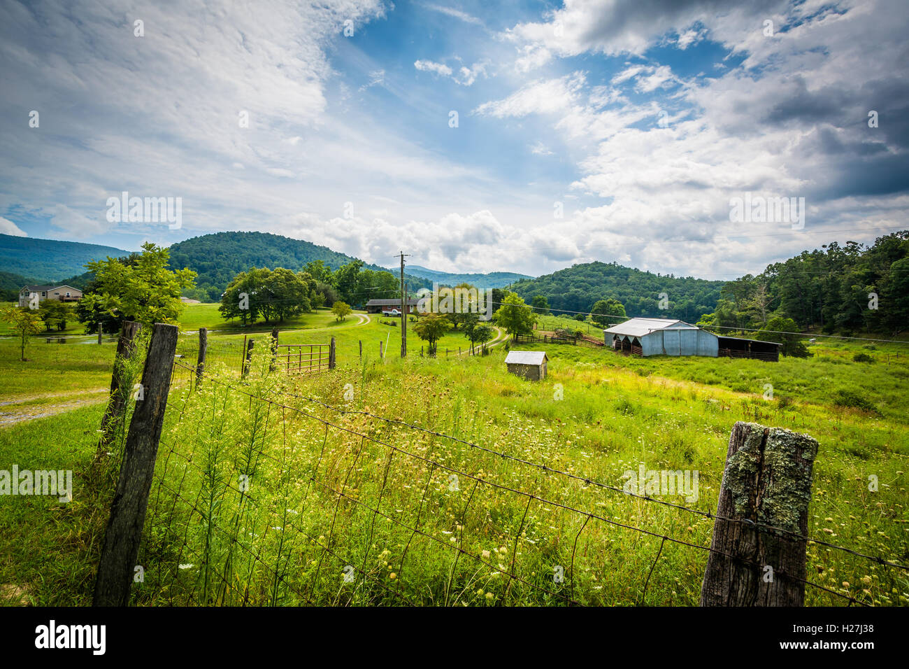 Zaun und Aussicht auf einem Bauernhof im ländlichen Shenandoah Valley of Virginia. Stockfoto