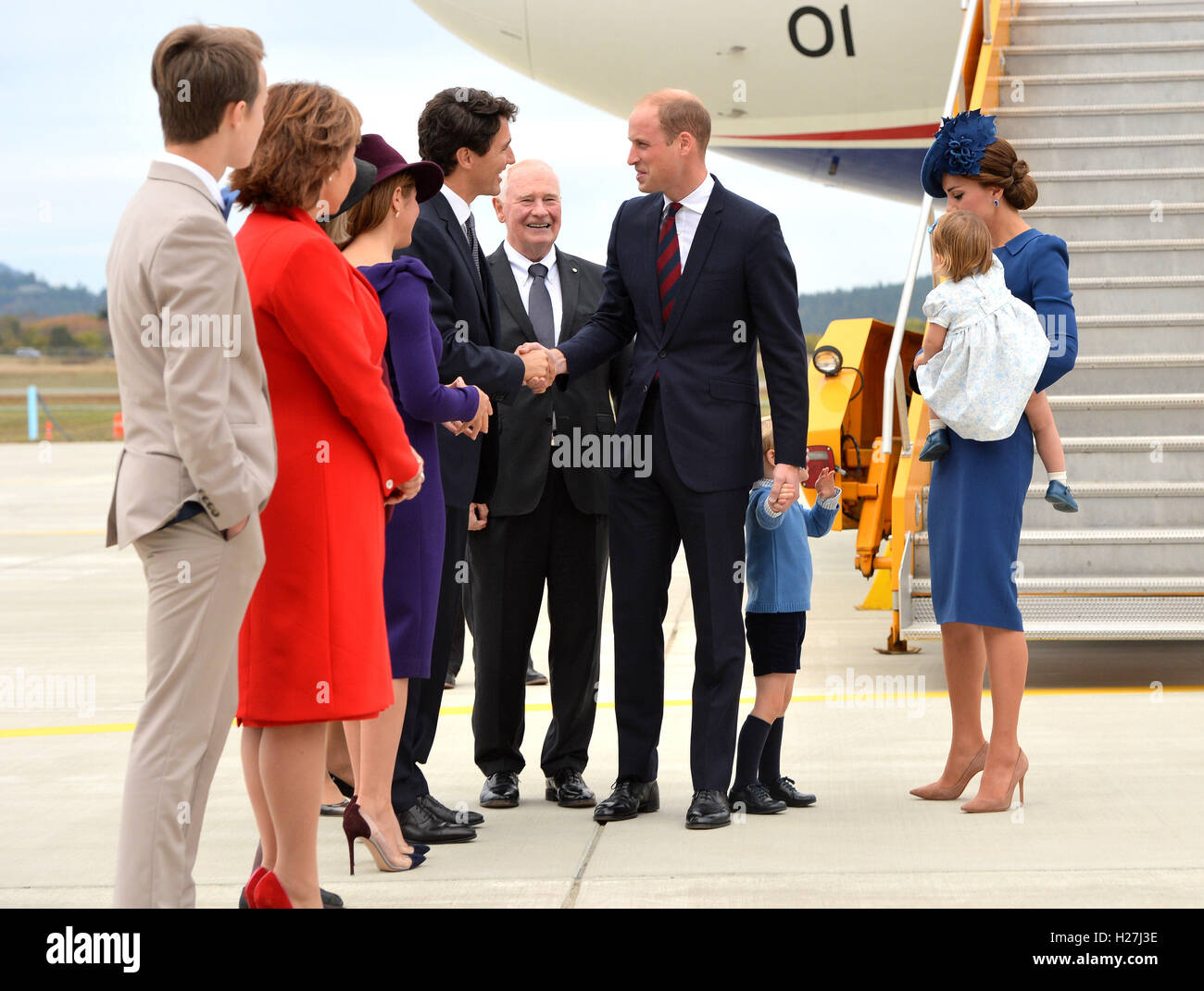 Premierminister von Kanada Justin Trudeau und seine Frau Sophie (dritte links) begrüßen den Herzog und Herzogin von Cambridge und ihre Kinder Prinz Georg und Prinzessin Charlotte, wie die königliche Partei am Victoria International Airport, in Victoria, Kanada, am ersten Tag ihrer offiziellen Tour von Kanada kommen. Stockfoto