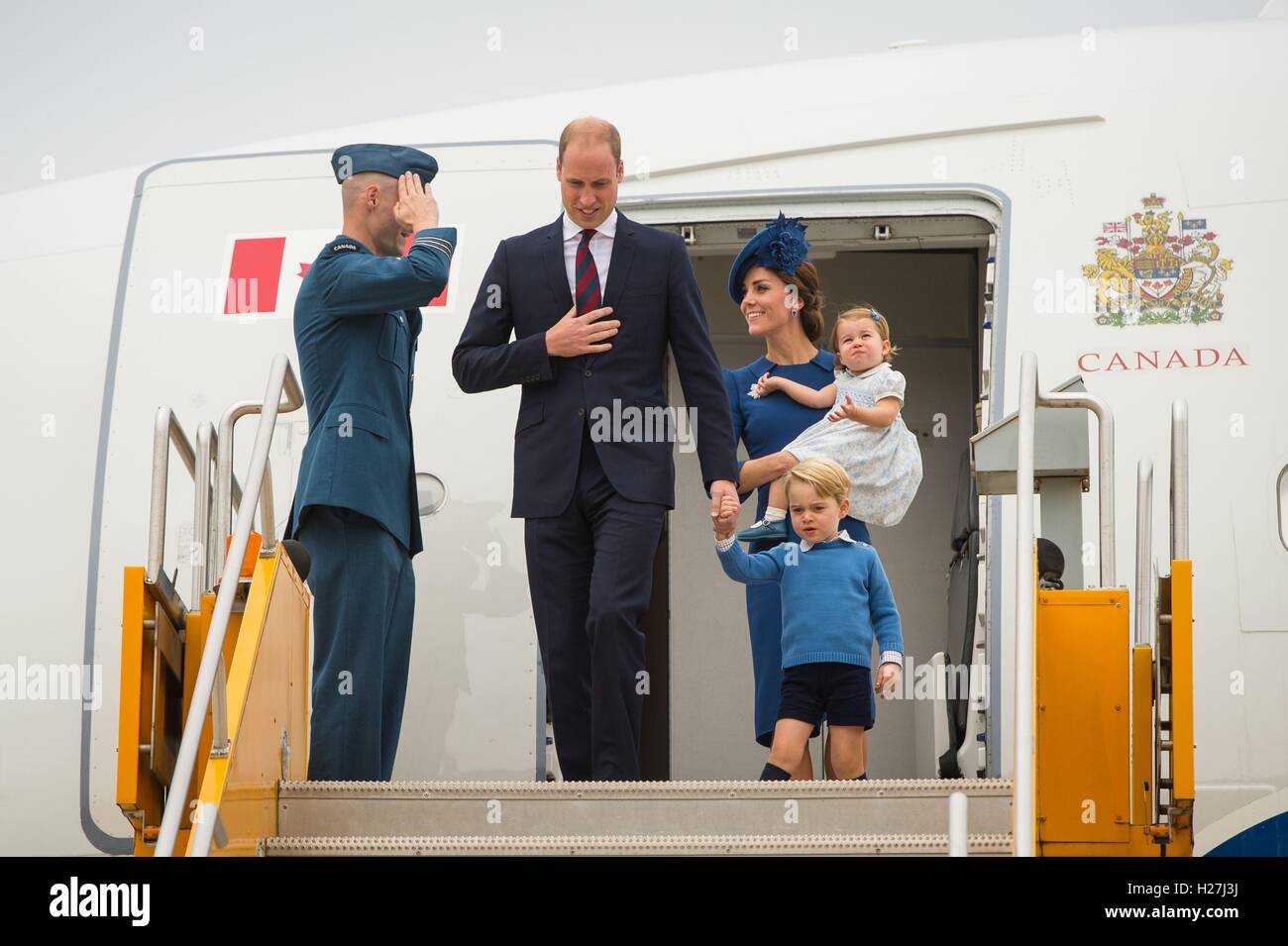 Der Herzog und die Herzogin von Cambridge mit ihren Kindern Prinz Georg und Prinzessin Charlotte schreiten die Flugzeugtreppe eintreffen am Victoria International Airport, in Victoria, Kanada, am ersten Tag ihrer offiziellen Tour von Kanada. Stockfoto