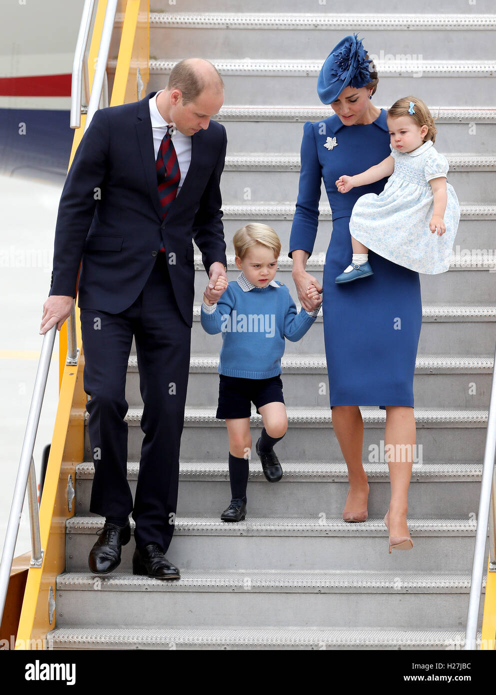 Der Herzog und die Herzogin von Cambridge mit ihren Kindern Prinz Georg und Prinzessin Charlotte schreiten die Flugzeugtreppe eintreffen am Victoria International Airport, in Victoria, Kanada, am ersten Tag ihrer offiziellen Tour von Kanada. Stockfoto