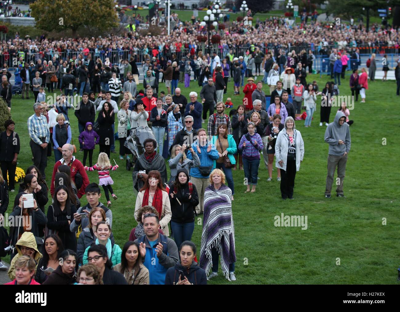 Menschenmassen beobachten der Herzog und die Herzogin von Cambridge während einer feierlichen Begrüßung in der Legislativversammlung von British Columbia in Victoria, am ersten Tag der königlichen Tour nach Kanada. Stockfoto