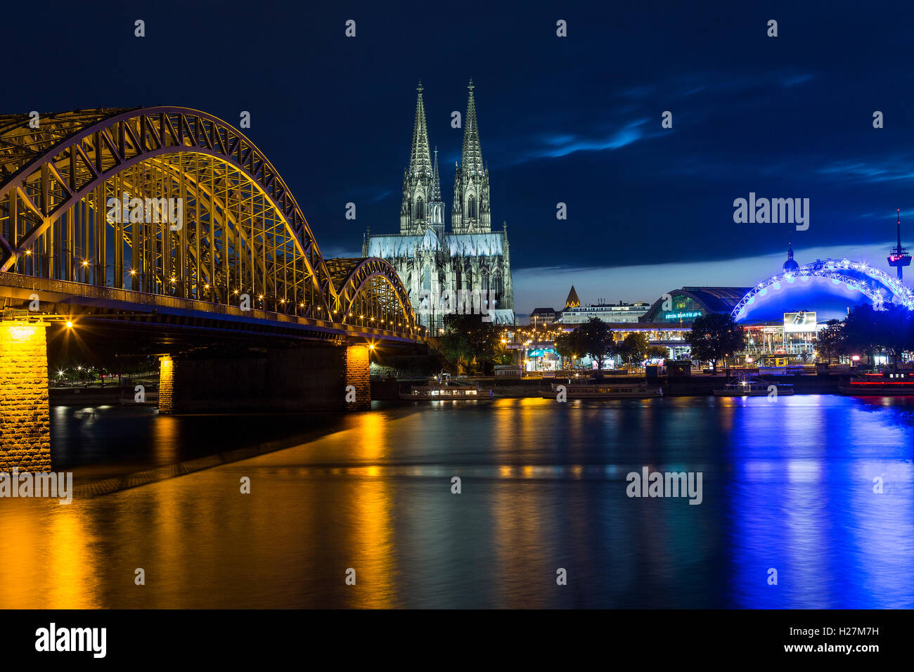 Die Hohenzollernbrücke und Kölner Dom im Industrie- und Universitätsstadt Köln - Deutschland Stockfoto