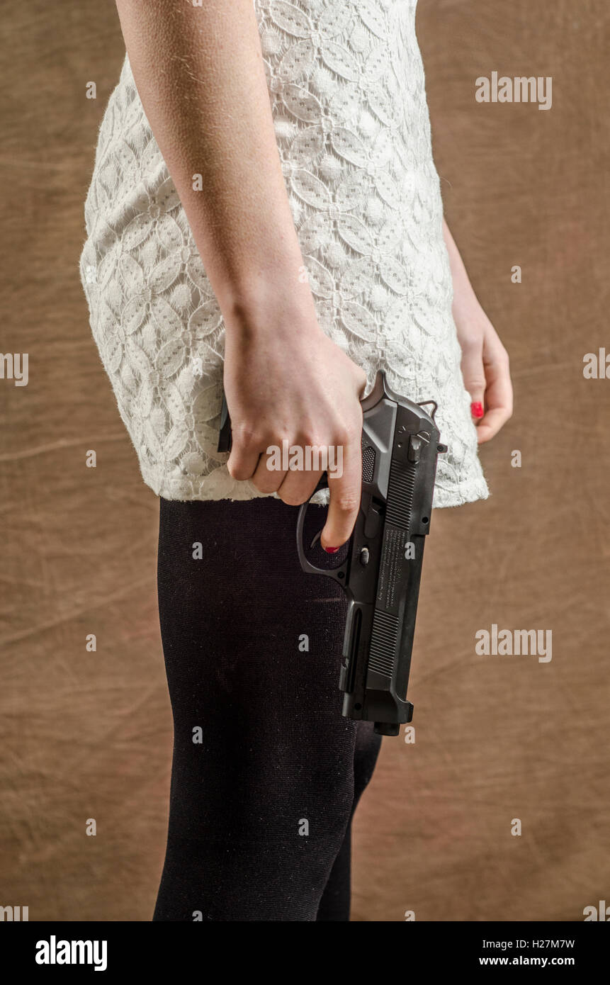 Junge Frau mit einer Pistole Stockfoto
