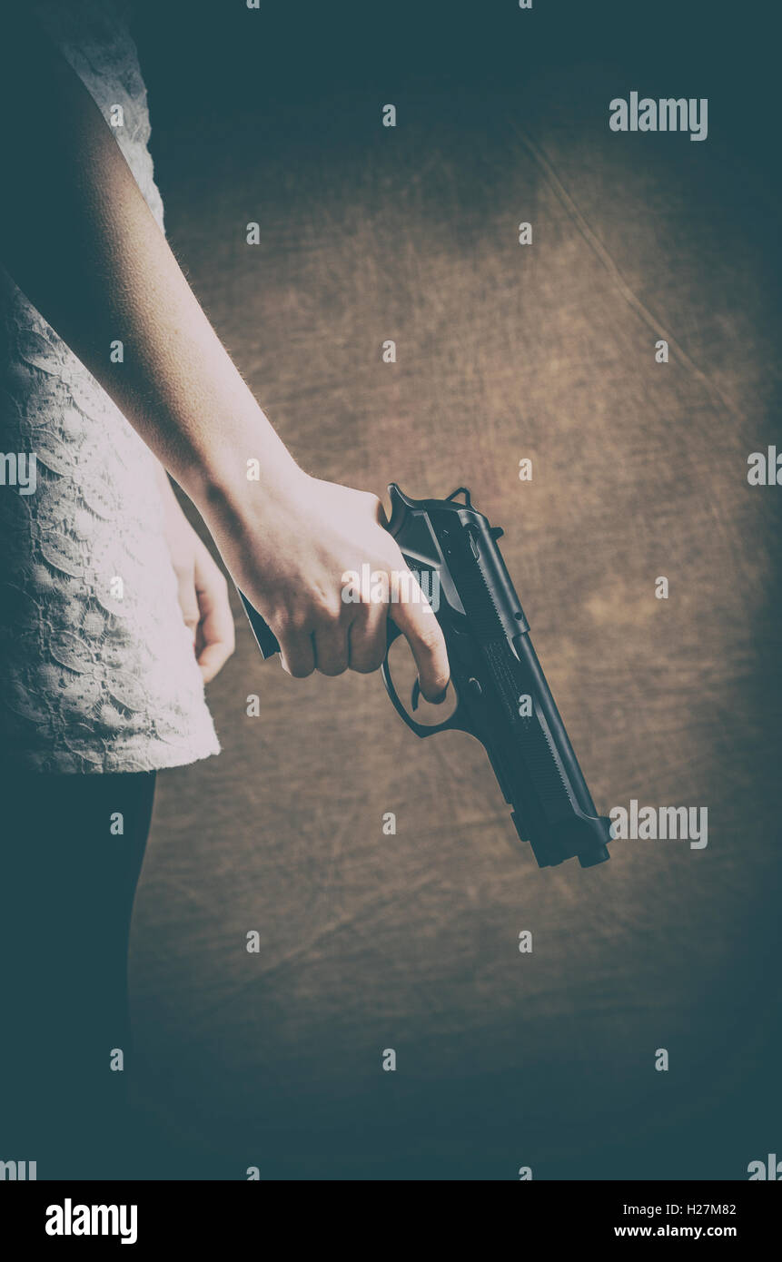 Junge Frau mit einer Pistole Stockfoto