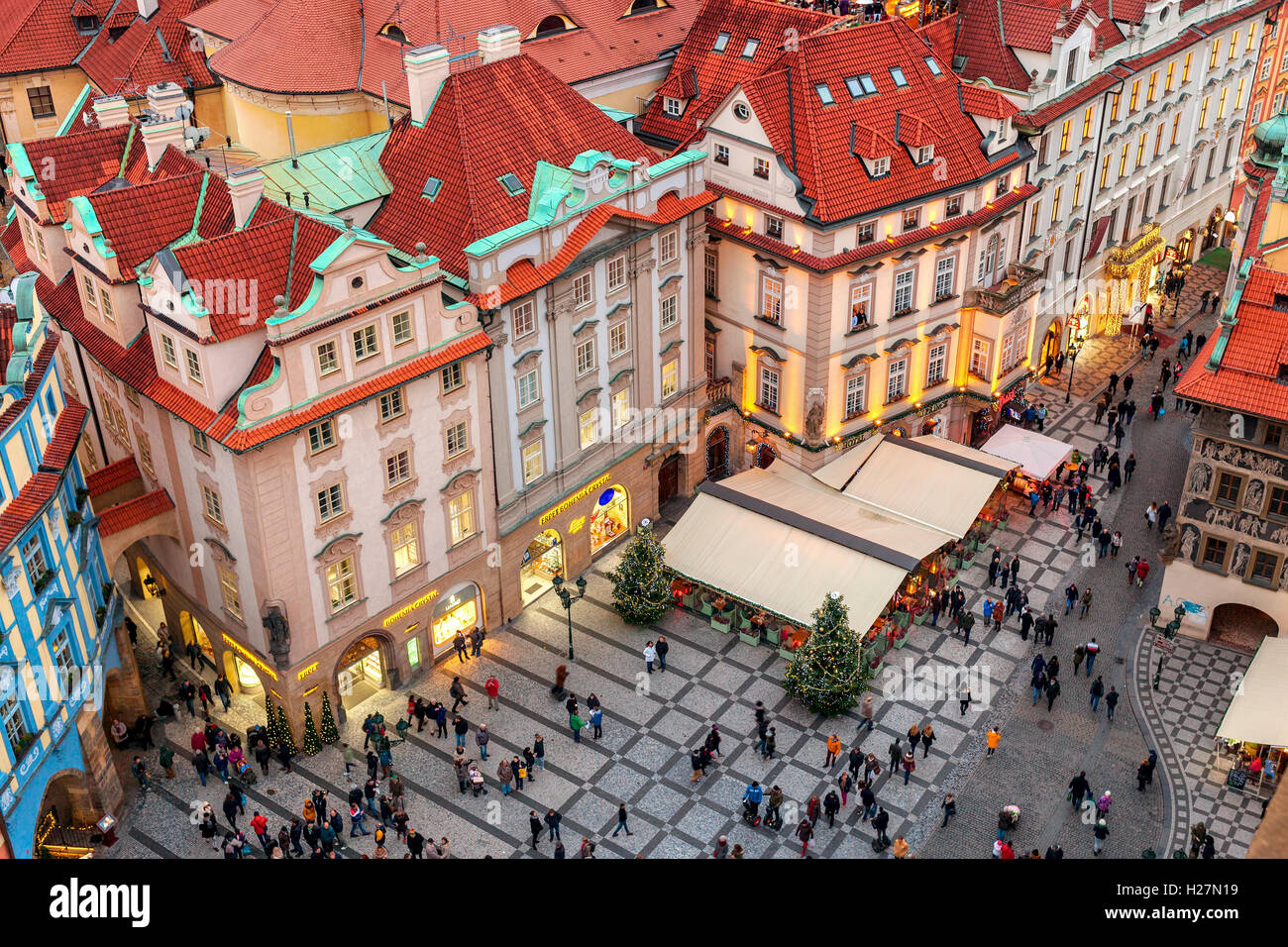 Blick von oben auf die Menschen zu Fuß zu Geschäften, Restaurants und Häuser während der Weihnachtszeit in Prag. Stockfoto