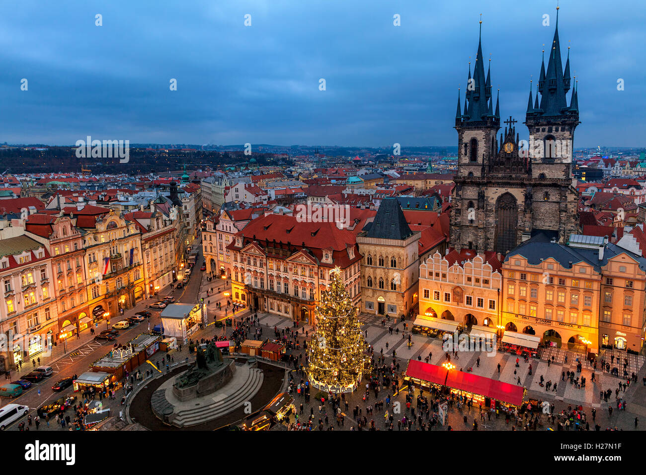 Blick von oben auf Tyn Kirche, Weihnachtsbaum und traditionellen Markt in der Altstadt von Prag. Stockfoto