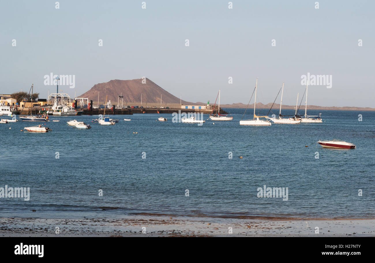 Fuerteventura, Kanarische Inseln, Nordafrika, Spanien: Der Hafen von Corralejo mit Blick auf die Caldera, den Vulkan auf der kleinen Insel Lobos Stockfoto