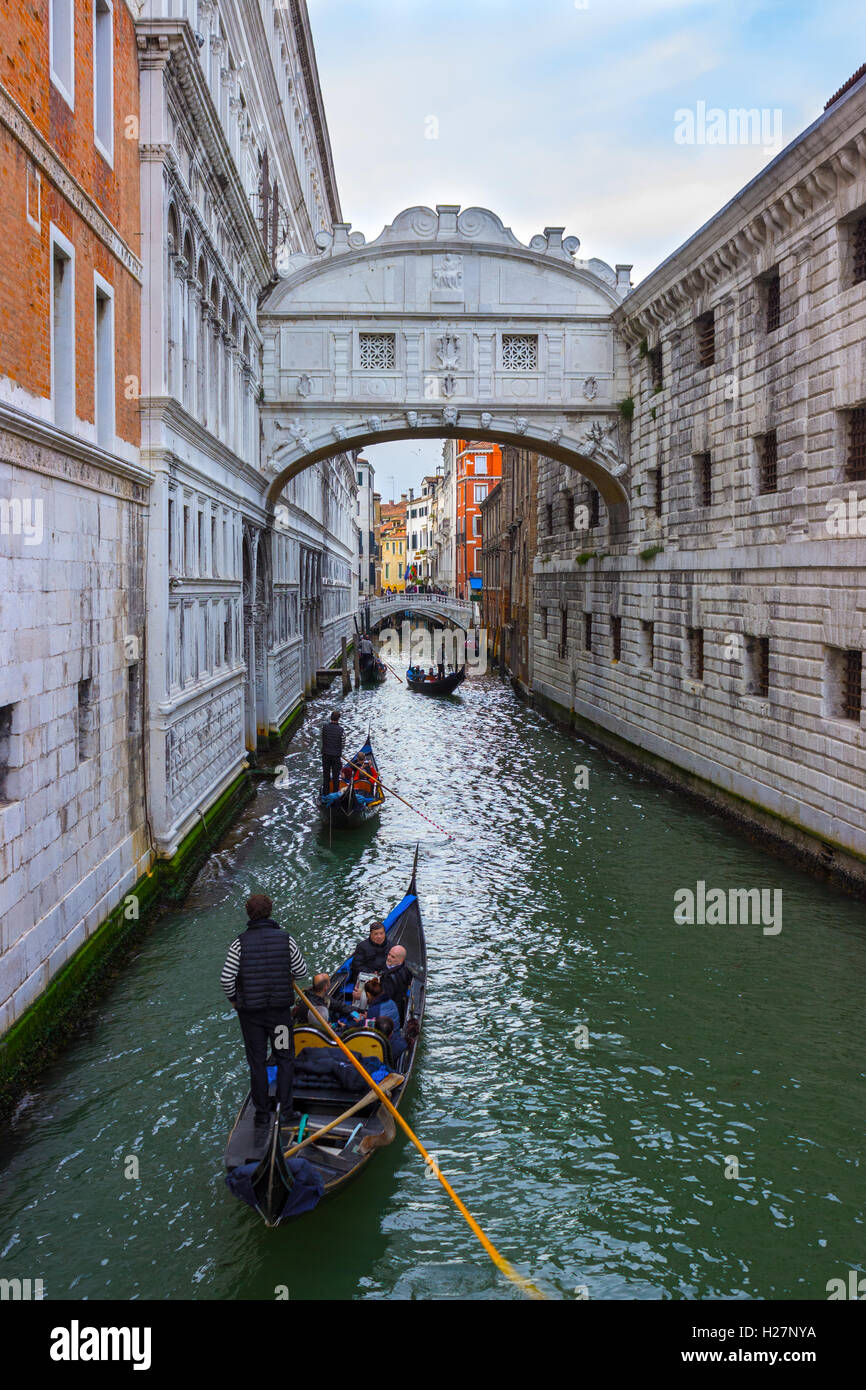 Italien, Venedig - 2. April 2016: Gondoliere auf Gondel auf die Bridge of Sight nehmen Touristen für eine Fahrt. Blick auf die berühmte Brücke Stockfoto