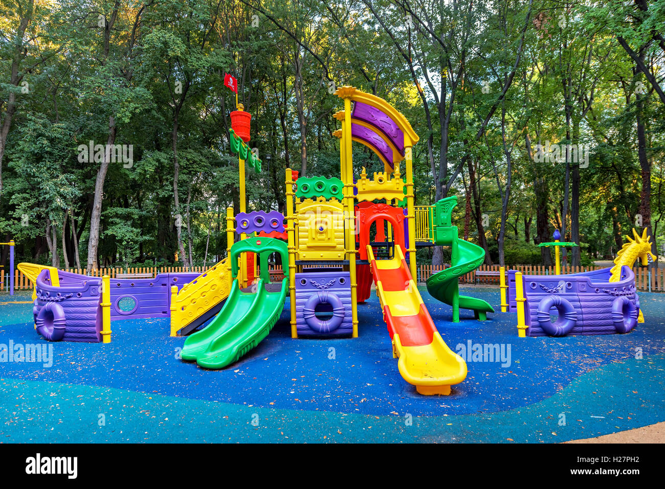 Kinderspielplatz im Hof im Park. Stockfoto