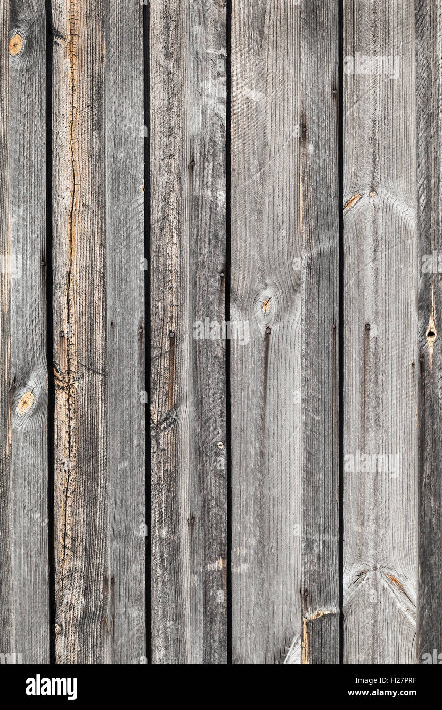 Alte graue verwitterter Holzwand, vertikale Hintergrundtextur Foto Stockfoto