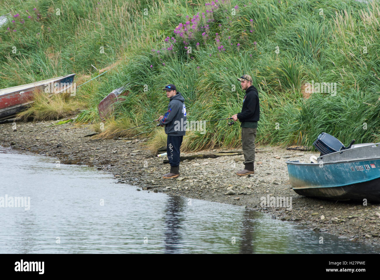 Alaska, Aleuten-Insel Unalaska. Lachs Angeln entlang des Illiuliuk Flusses. Stockfoto