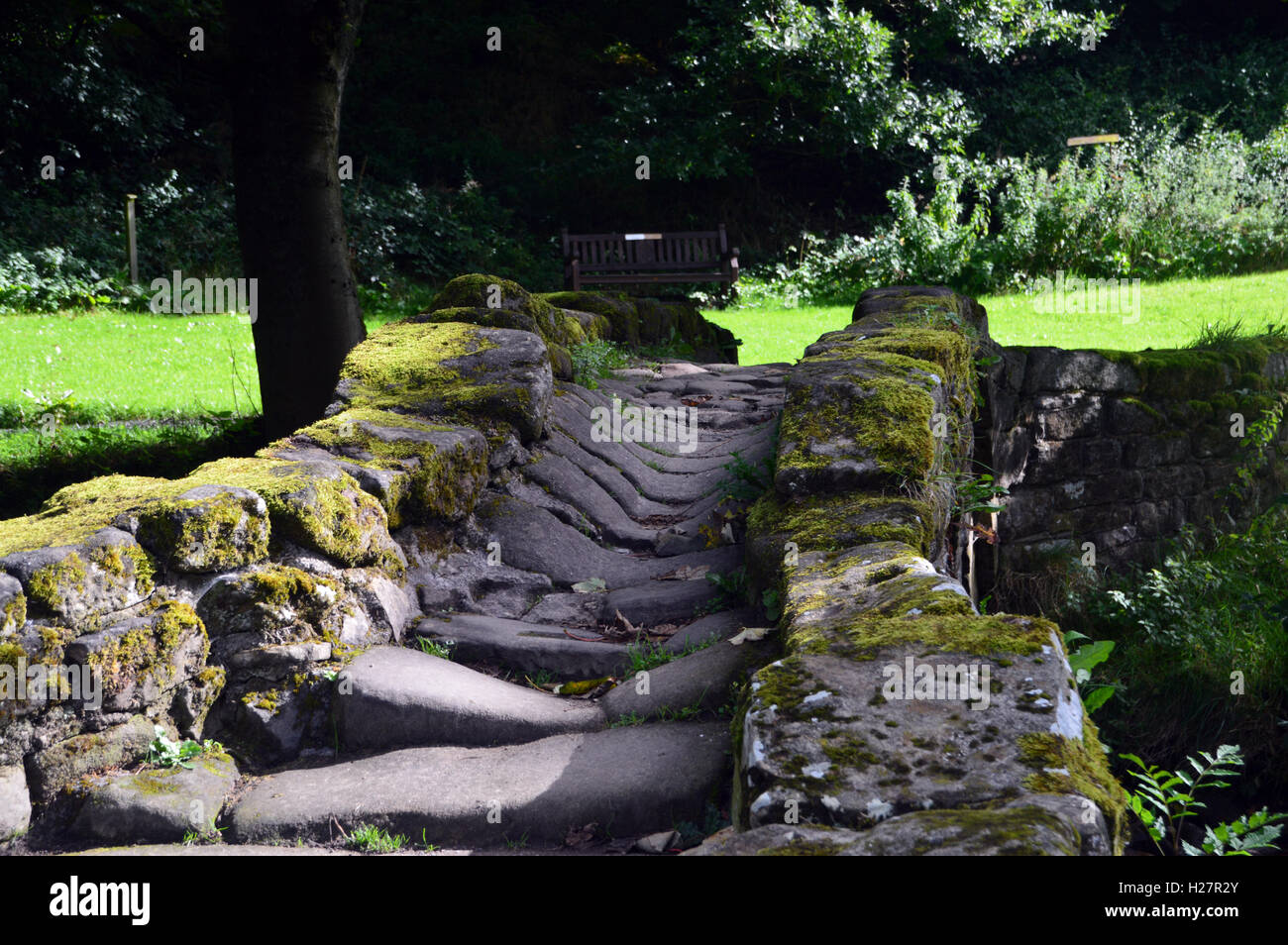 Nahaufnahme der getragen Nut in der Lastesel-Brücke im Weiler Wycoller, Colne, Pendle, Lancashire, England, UK. Stockfoto