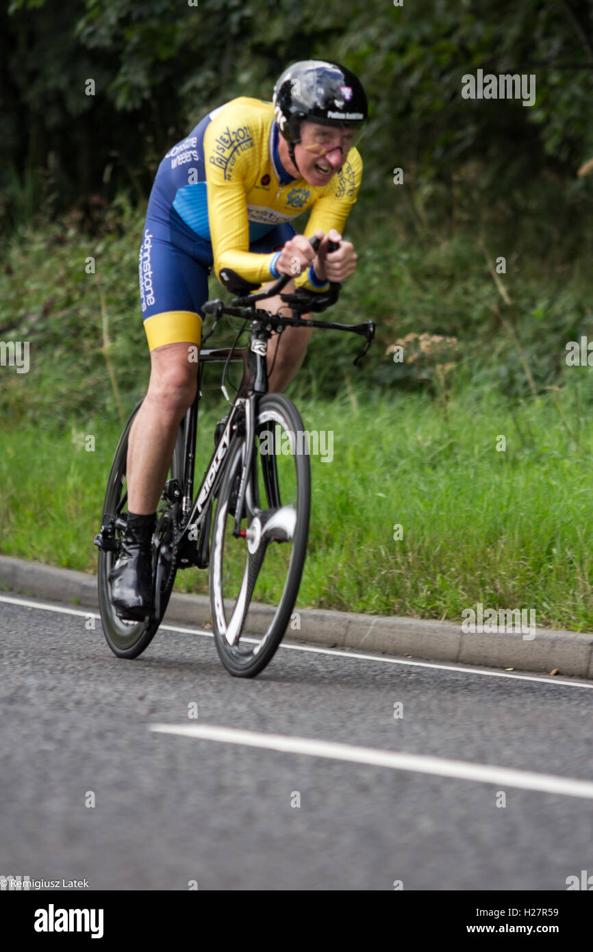 Beschleunigen professionell gekleidet Radfahrer auf dem Asphalt während des Wettbewerbs in Schottland Stockfoto