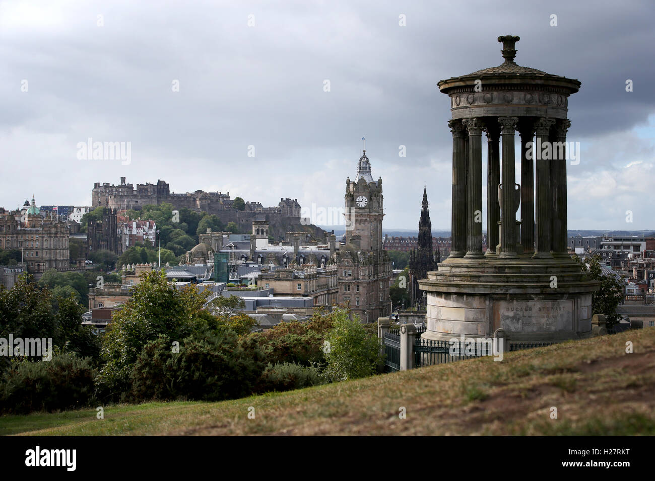 Allgemeine Ansicht von Edinburgh, Schottland, mit Blick auf Edinburgh Castle, Balmoral Uhr ein Dugald Stewart Monument. Stockfoto