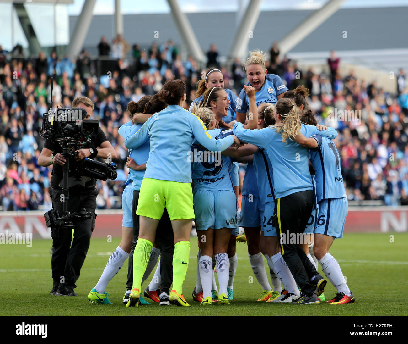 Manchester City Frauen feiern Gewinn der Frauen Super League im Stadion Academy, Manchester. Stockfoto