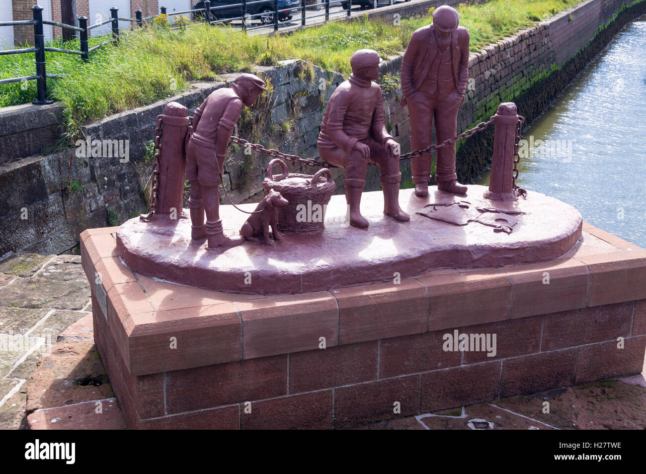 "Fischig Tale", Skulptur aus Hämatit und Harz von Colin Telfer (1939-2016), 1999, Maryport, Cumbria, England Stockfoto