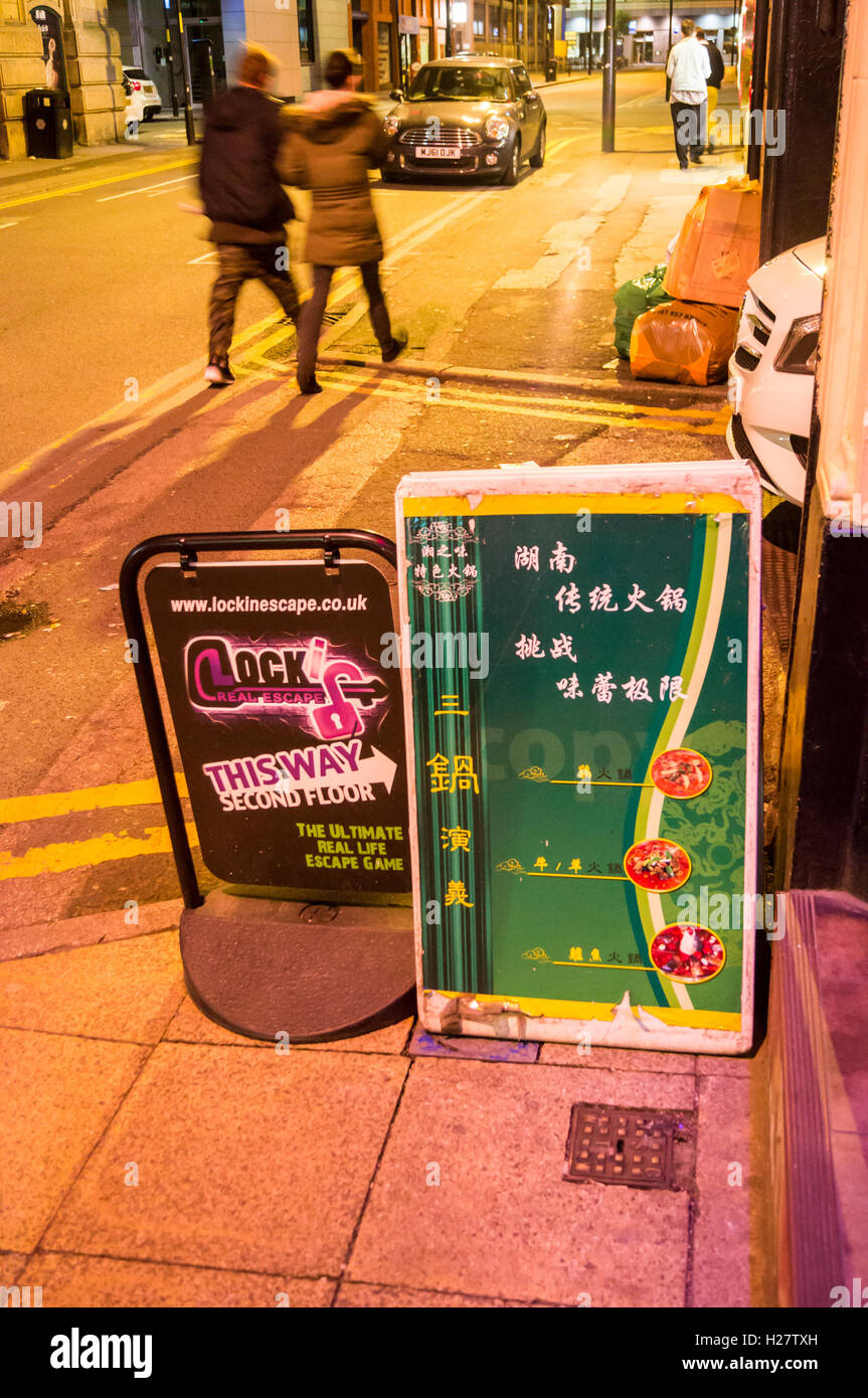 Zeichen in chinesischen Schriftzeichen vor Hunan kantonesischer Chinese Restaurant, George Street, Chinatown, Manchester, England Stockfoto