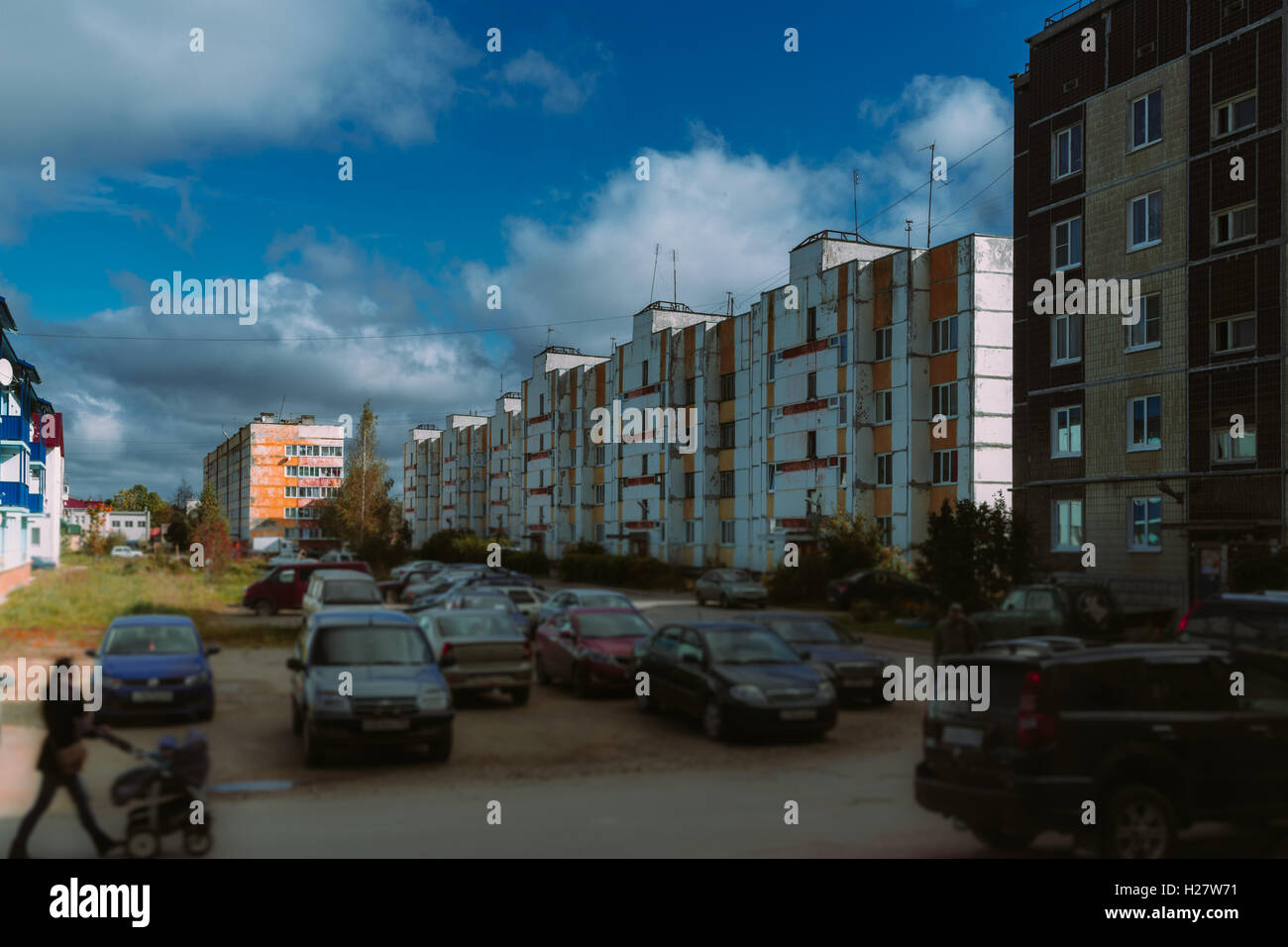 Wolken eilen über die alten Gebäude Stockfoto