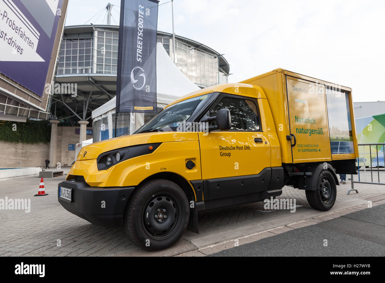 Neue elektrische Post-Lieferwagen von Deutsche Post DHL Stockfoto