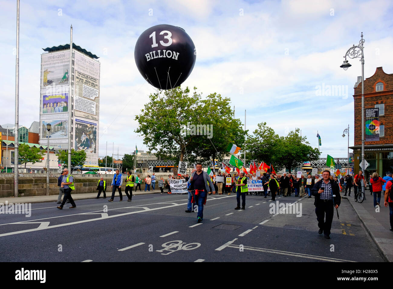 Anti-Wasser kostenlos Demonstranten in Dublin mit riesigen Ballon vertreten 13 Milliarden Euro Steuerhinterziehung von Apple-Computern Stockfoto
