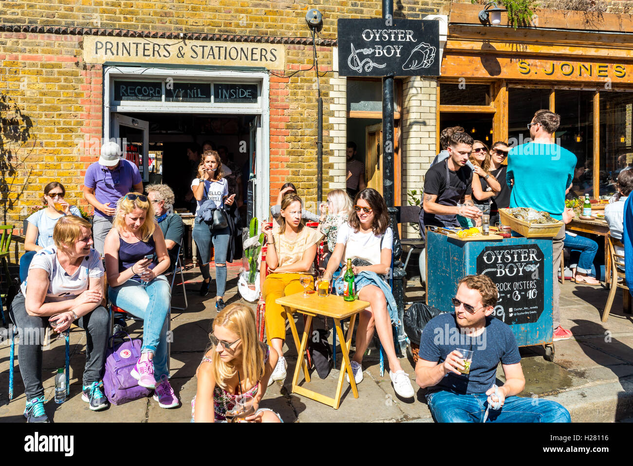 London, Vereinigtes Königreich - 11. September 2016: Columbia Road Flower Sonntagsmarkt. Menschen in Cafés entspannen Stockfoto