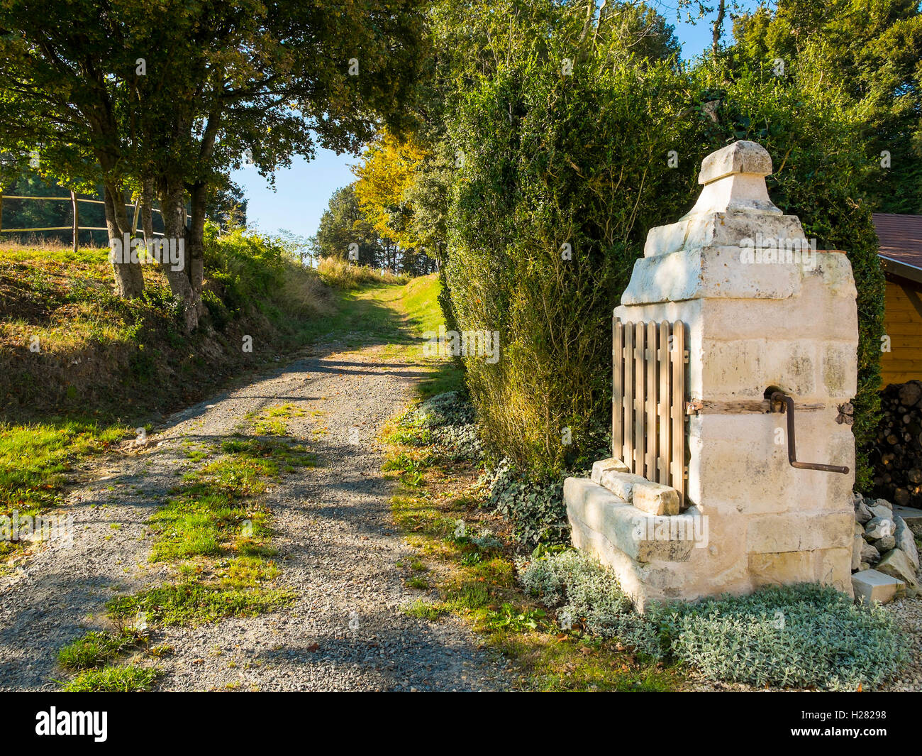 Alte Stein Bewässerung gut auf der Landstraße, Frankreich Stockfoto